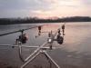 Вид на воду и инструменты рыбалки - рыбалка (фотоальбом)