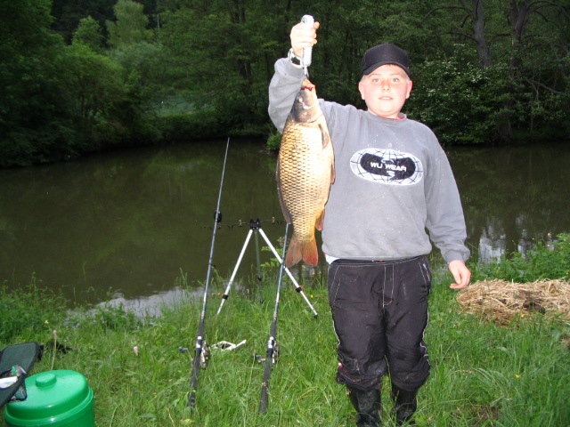 --Sein erste!! Karpfen  4 kg. -  ()