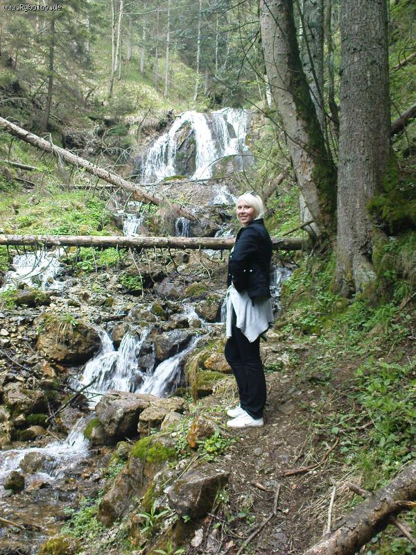--irrgend wo in Alpen, Bergbach. -  ()