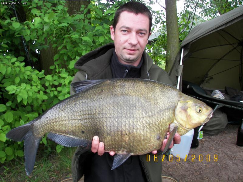 -- 75 . 8.200 . -  ()